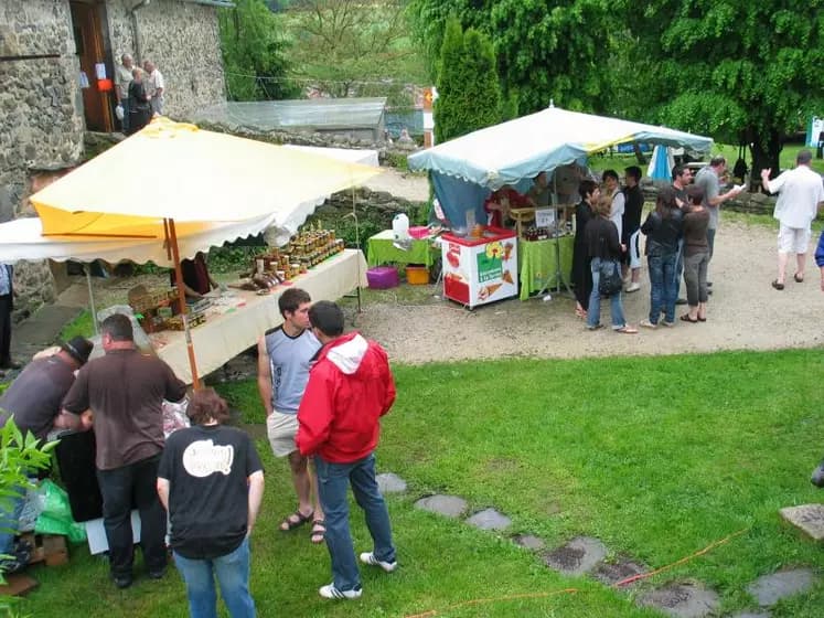 La cour de la Ferme de Fontbonne à La Chazelie, Haute-Loire
