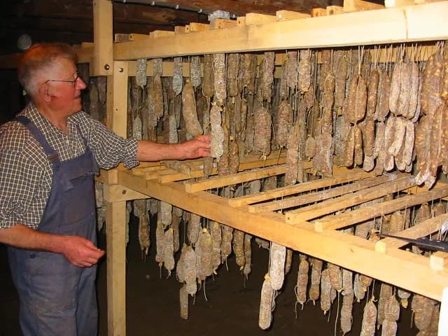 Lucien Nicolas au séchoir, Ferme de Fontbonne, Haute-Loire