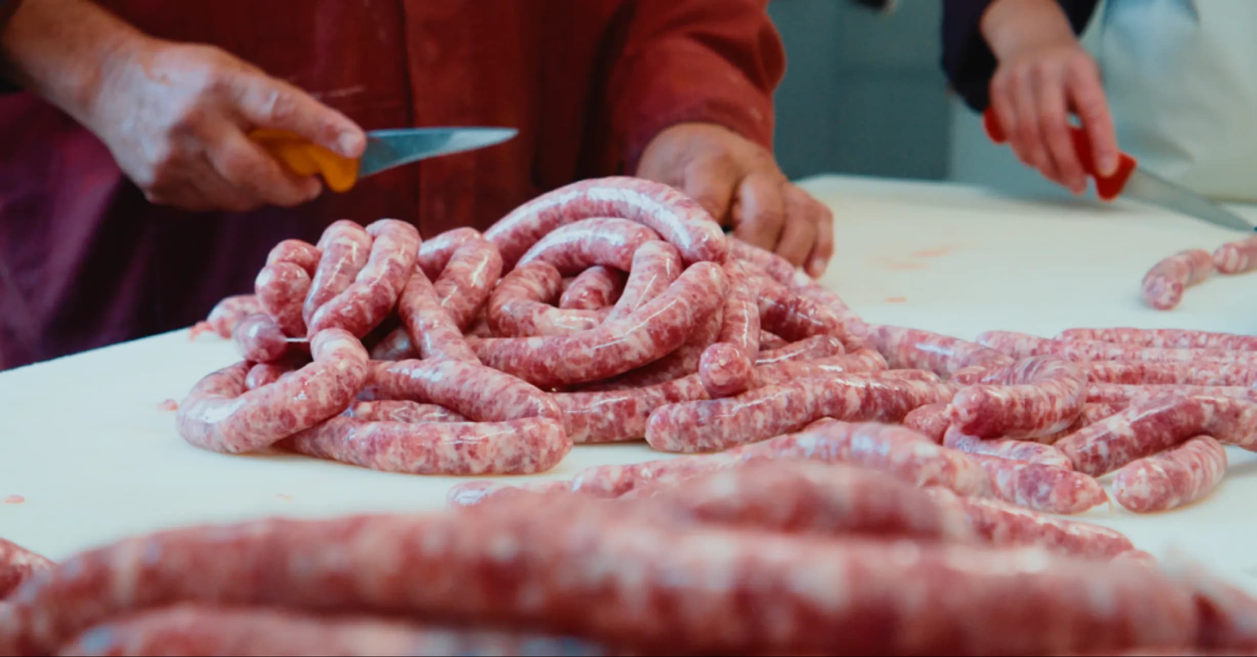 Transformation artisanale de charcuterie dans le laboratoire de la Ferme de Fontbonne