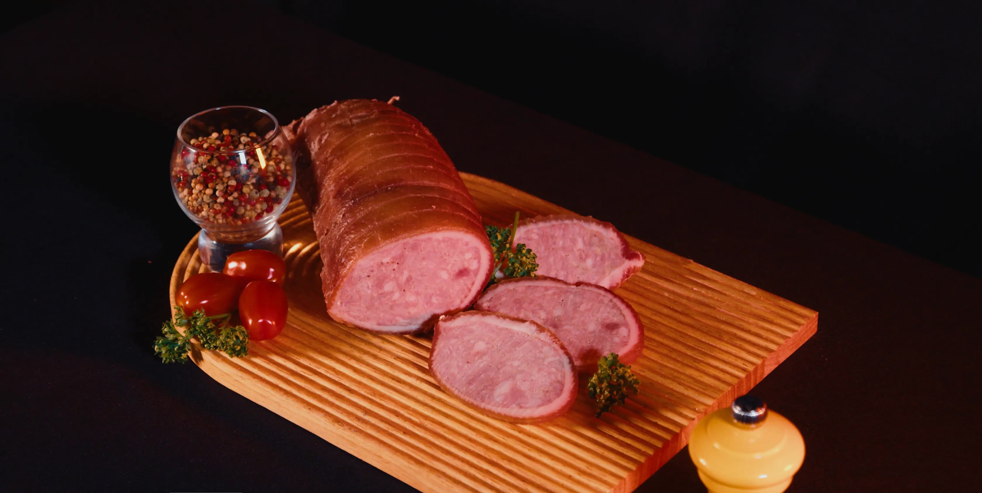 Jambonnette cuite artisanale cousue à la main dans une couenne, spécialité de Haute-Loire et d'Ardèche, Ferme de Fontbonne Yssingeaux